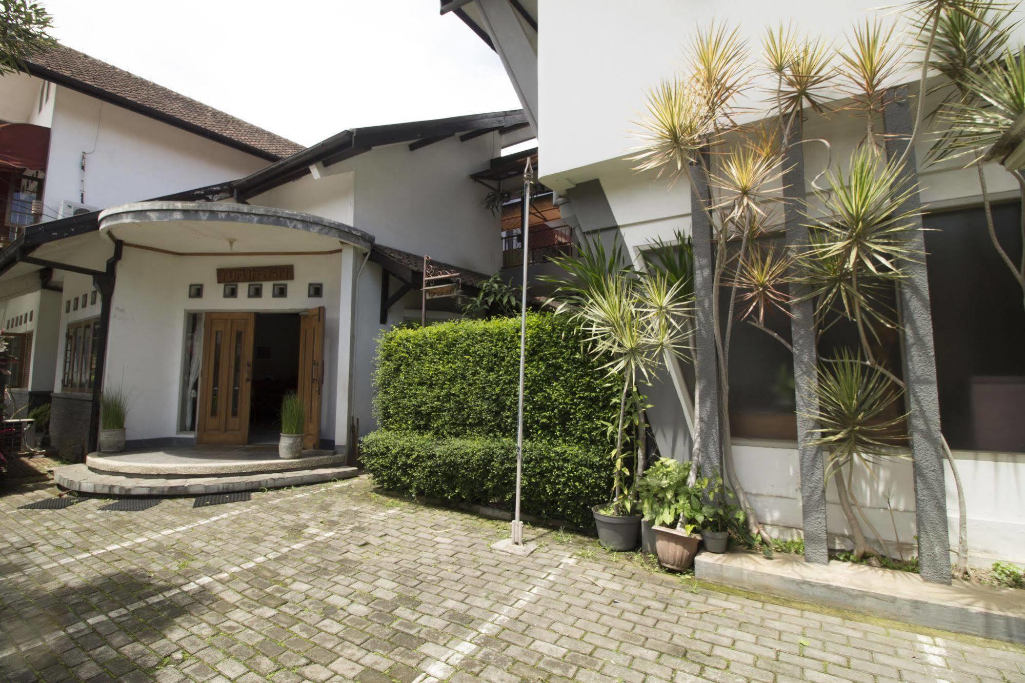 Hotel Reddoorz @ Setrasari Bandung Zewnętrze zdjęcie