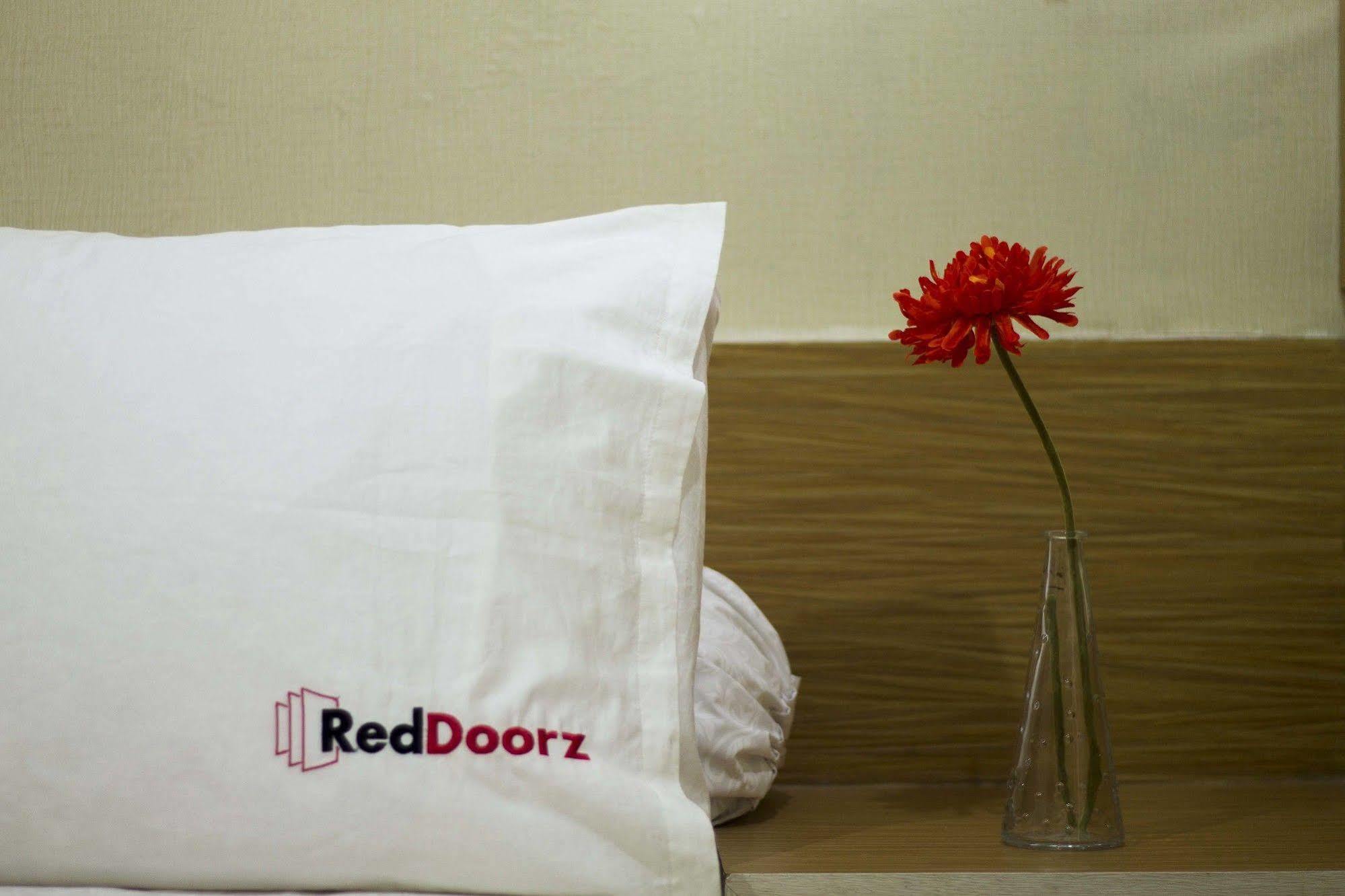 Hotel Reddoorz @ Setrasari Bandung Zewnętrze zdjęcie