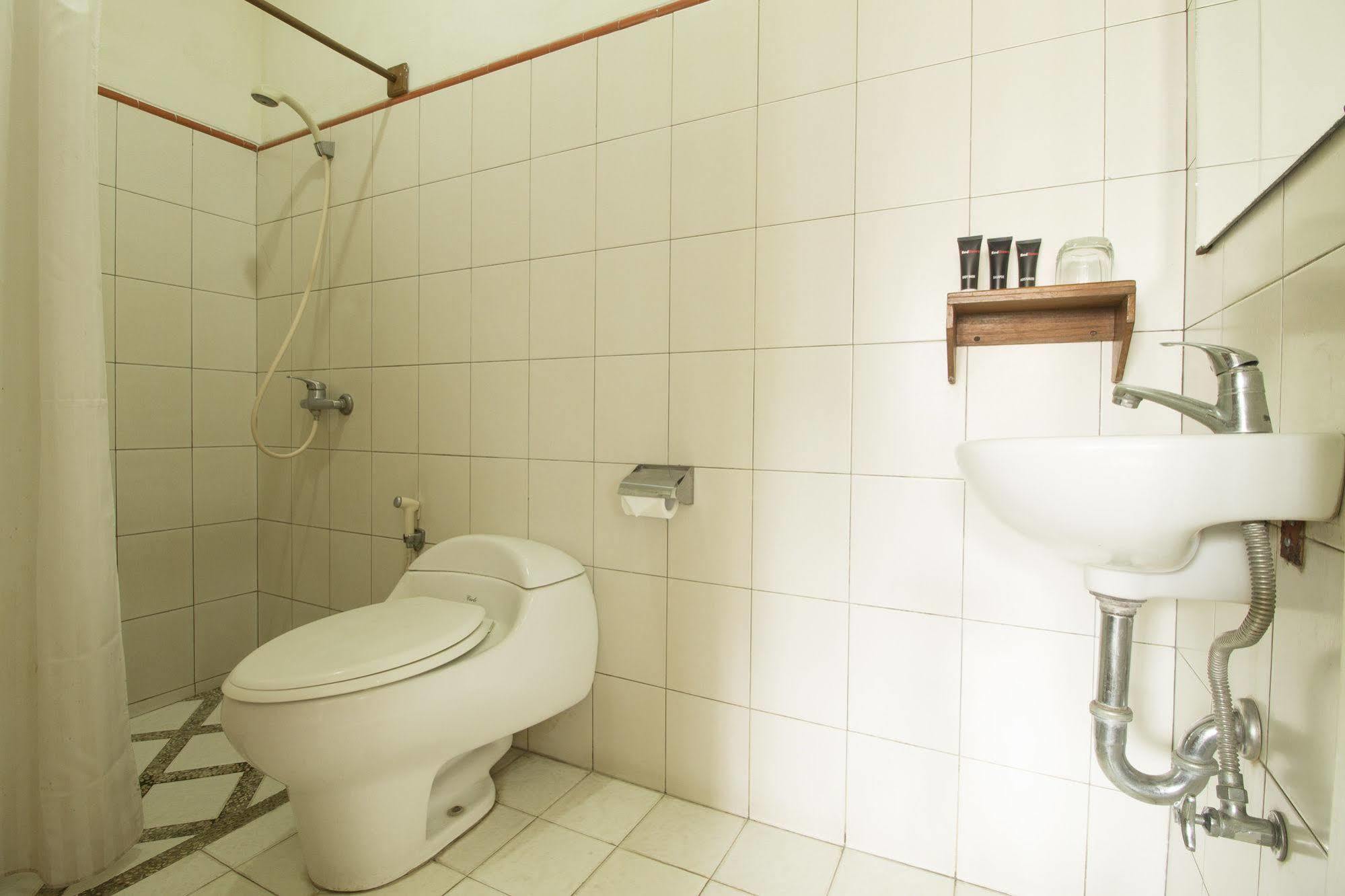 Hotel Reddoorz @ Setrasari Bandung Zewnętrze zdjęcie