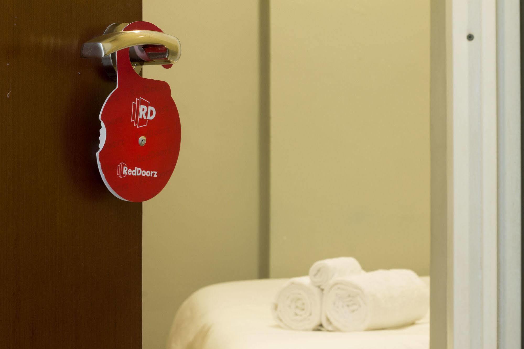 Hotel Reddoorz @ Setrasari Bandung Zewnętrze zdjęcie